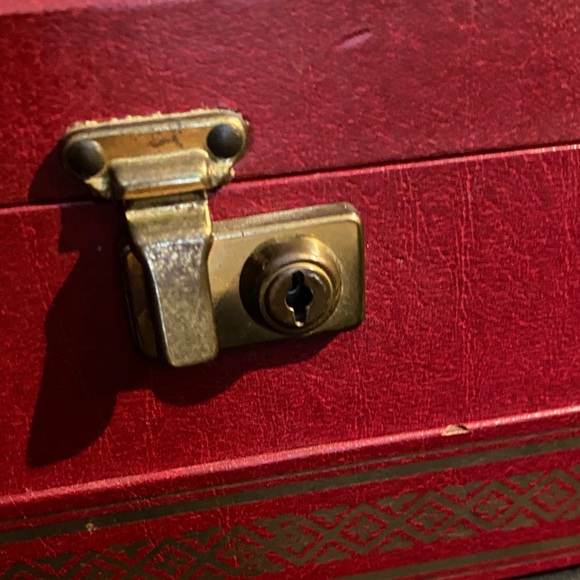 Elegant Red Jewelry Box. Vintage 1960’s - Picture 15 of 16